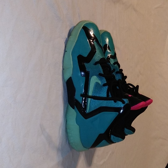 *Nike**Lebrons 11s**South Beach*Grade School - Picture 7 of 9